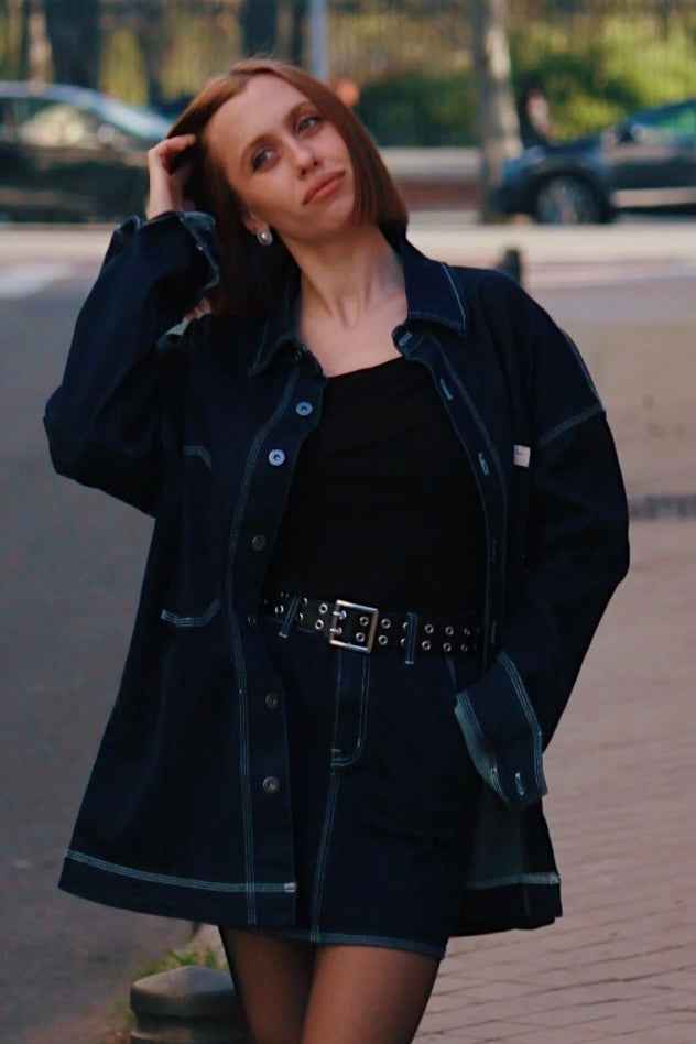 Look denim coordinado oversize con costuras en contraste