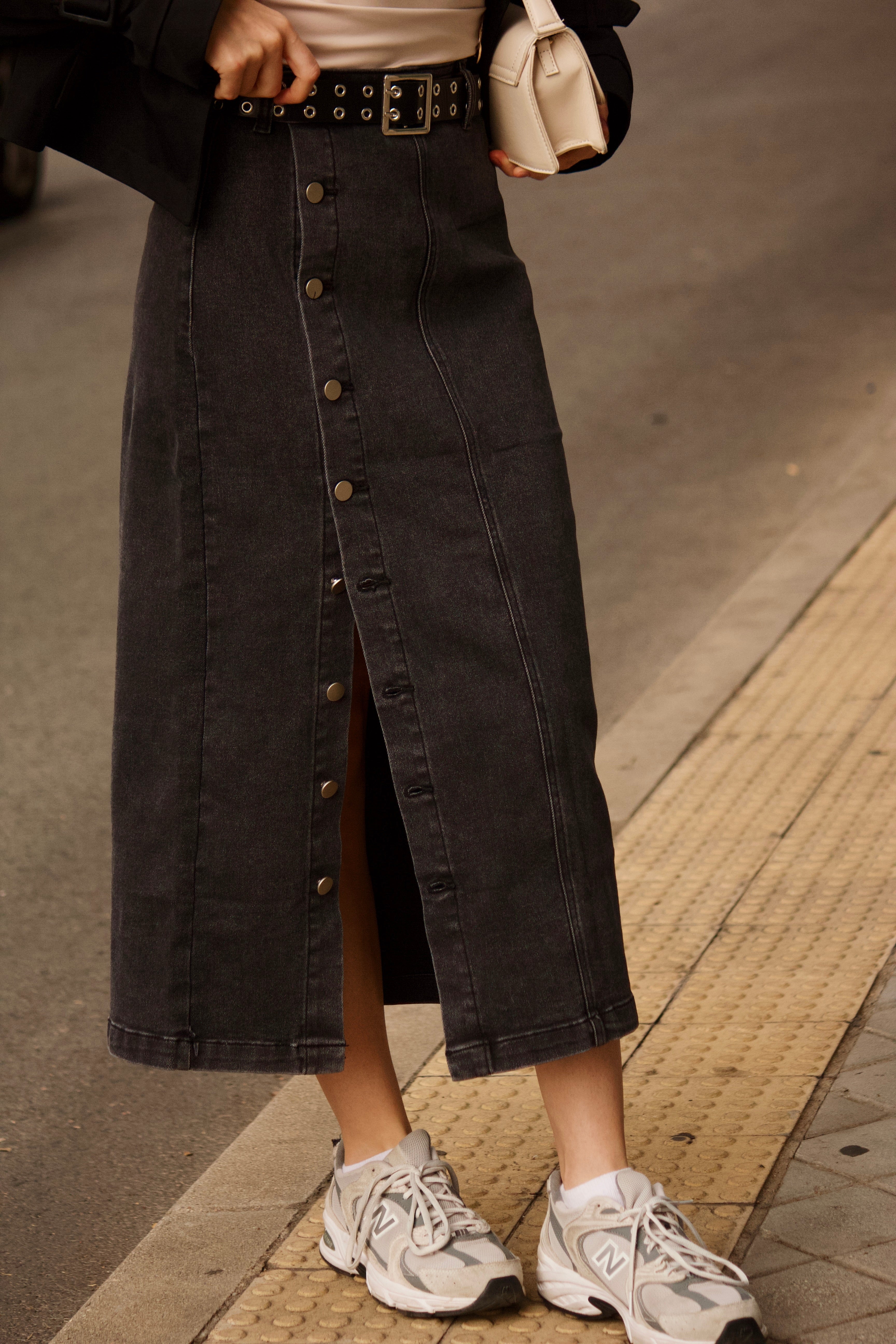 Falda maxi vaquera negra con botones metálicos street style