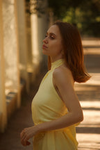 Vestido mini amarillo pastel mujer halter cruzado outfit verano 2026