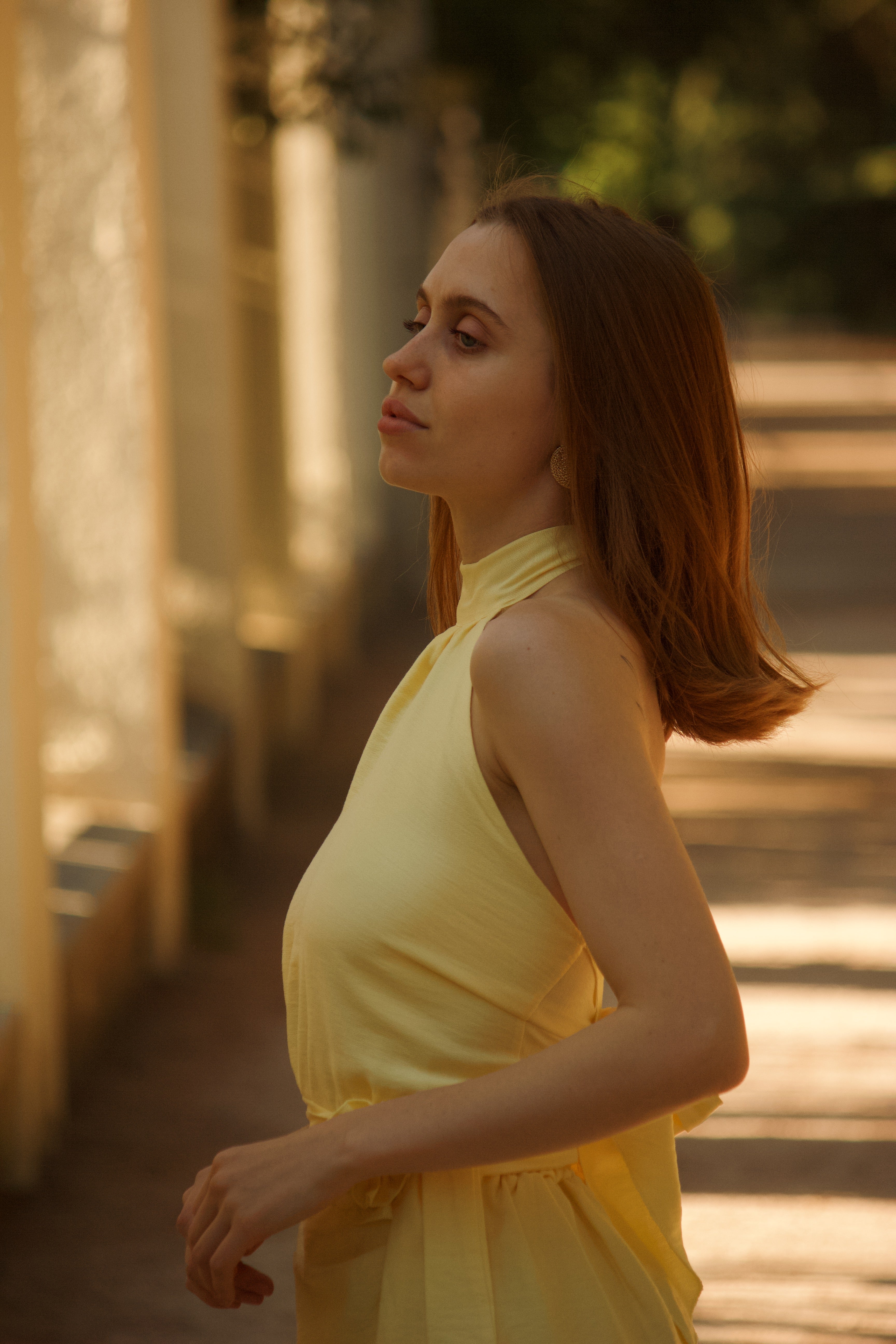 Vestido mini amarillo pastel mujer halter cruzado outfit verano 2026