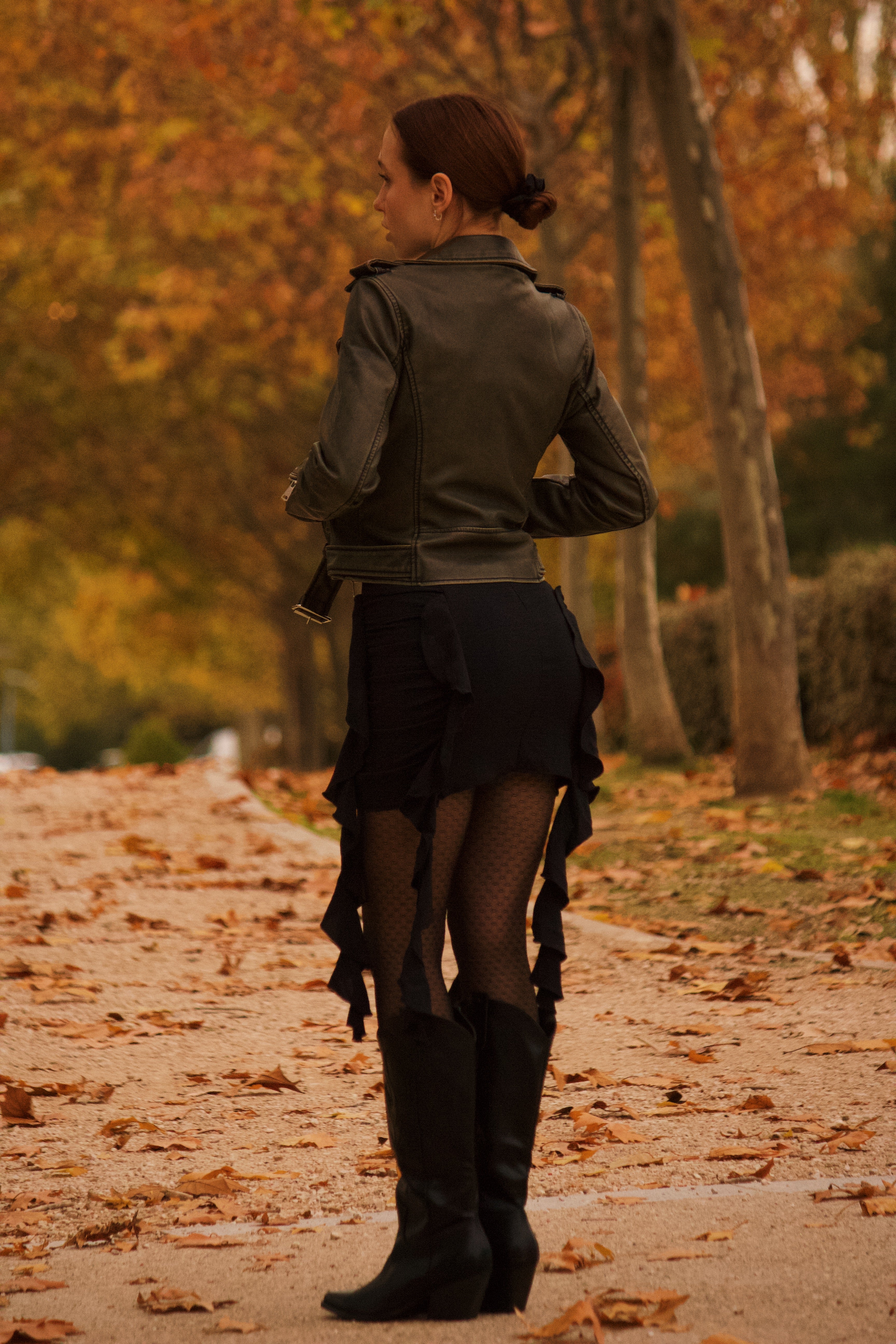 Cazadora cuero mujer verde militar estilo rock outfit casual comprar España
