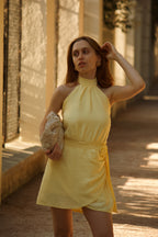 Vestido corto amarillo mujer uello halter cruzado flor detale comprar onine