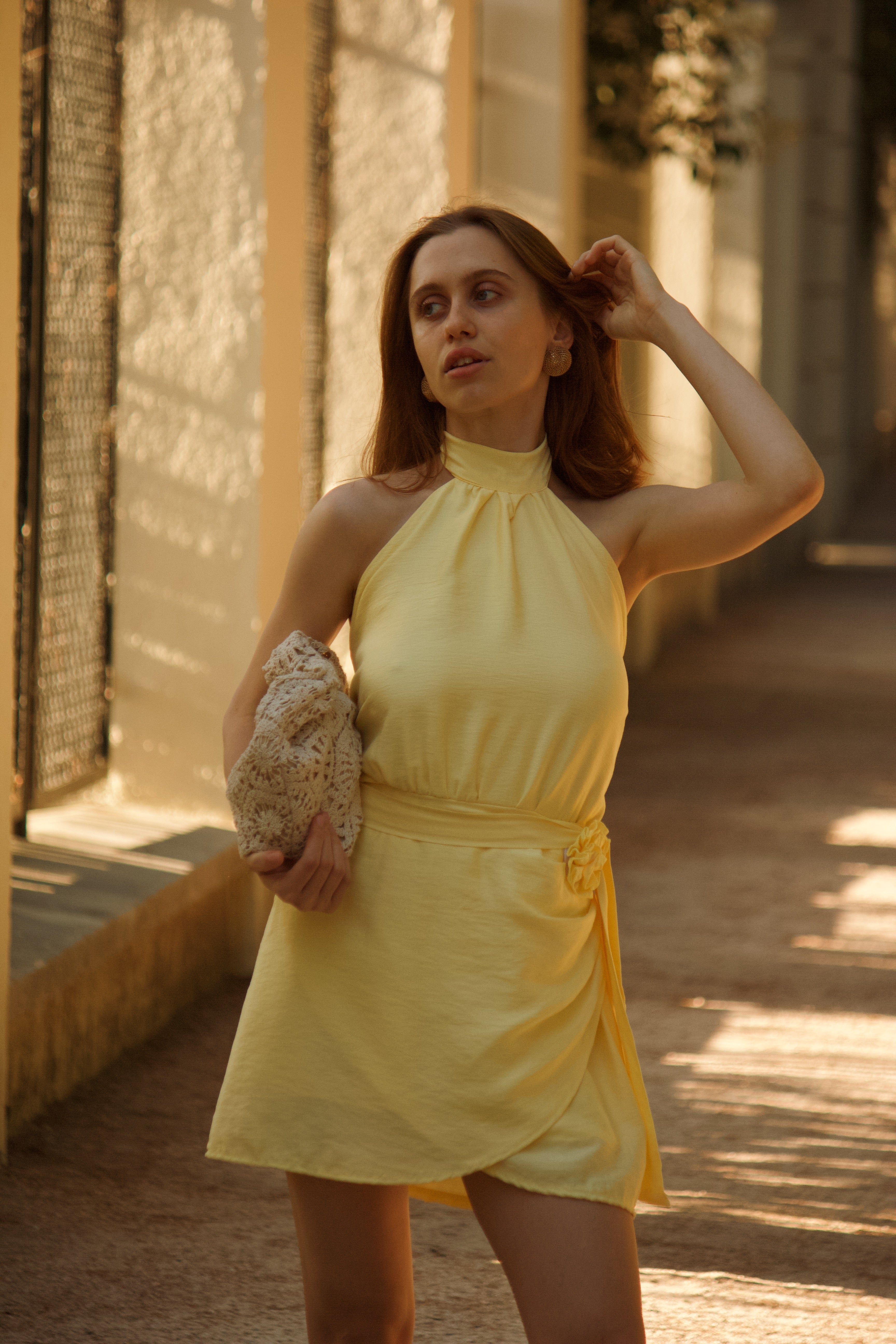 Vestido corto amarillo mujer uello halter cruzado flor detale comprar onine