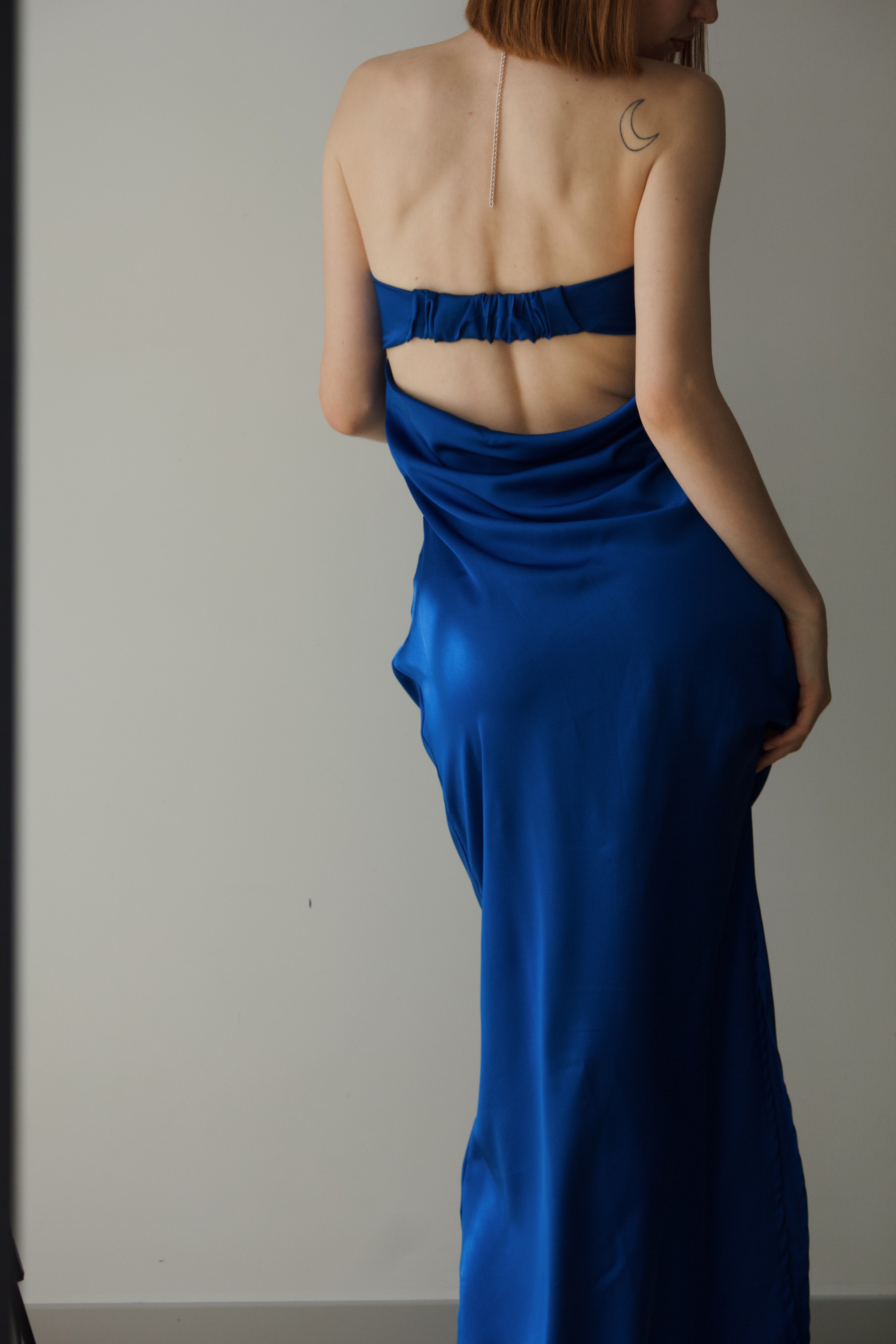 Vestido Maxi Satinado Espalda Descubierta