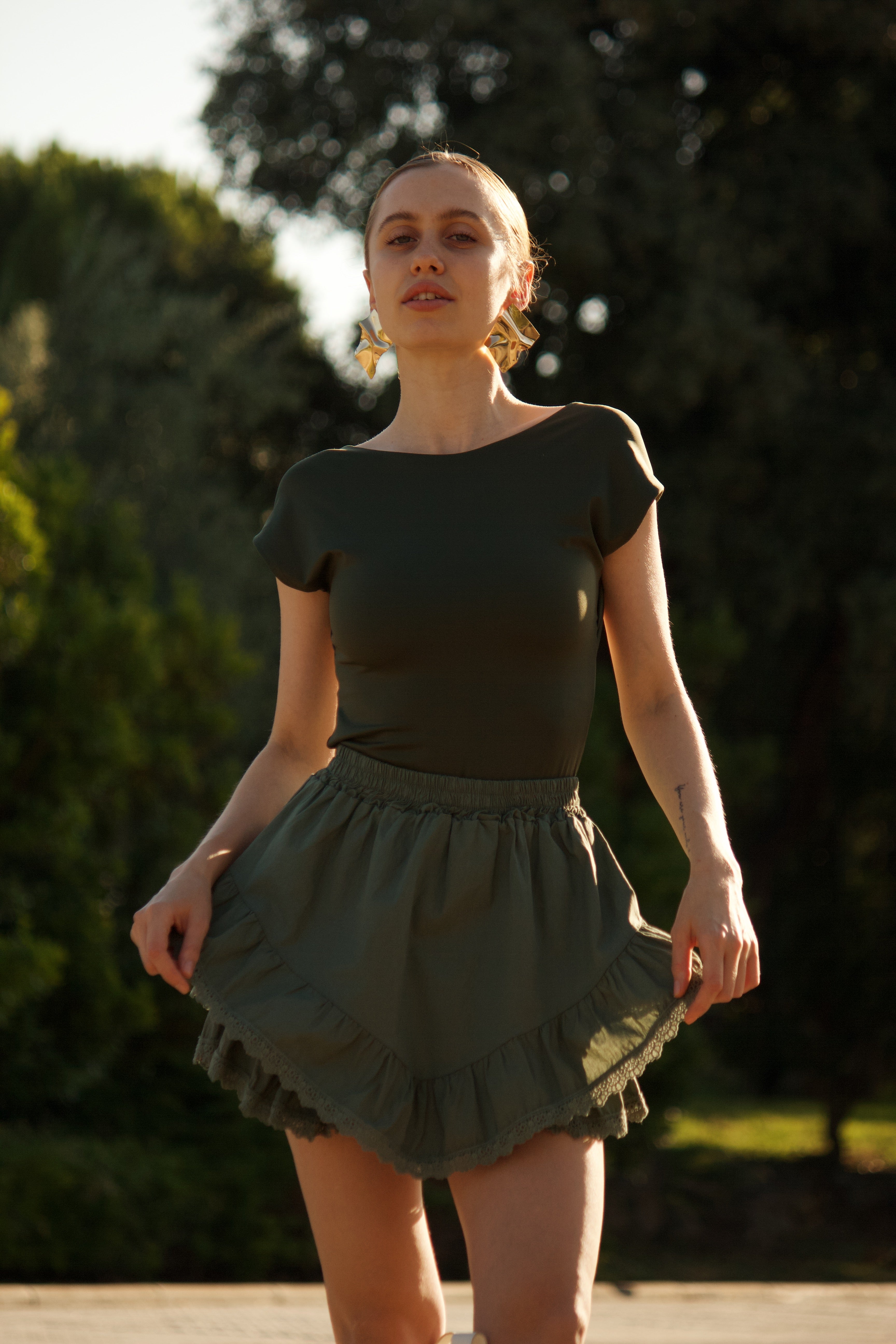 falda pantalón corta mujer verde kaki capas con encaje tendencia 2026