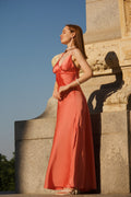 Vestido largo espalda abierta lazada outfit boda invitada 2026