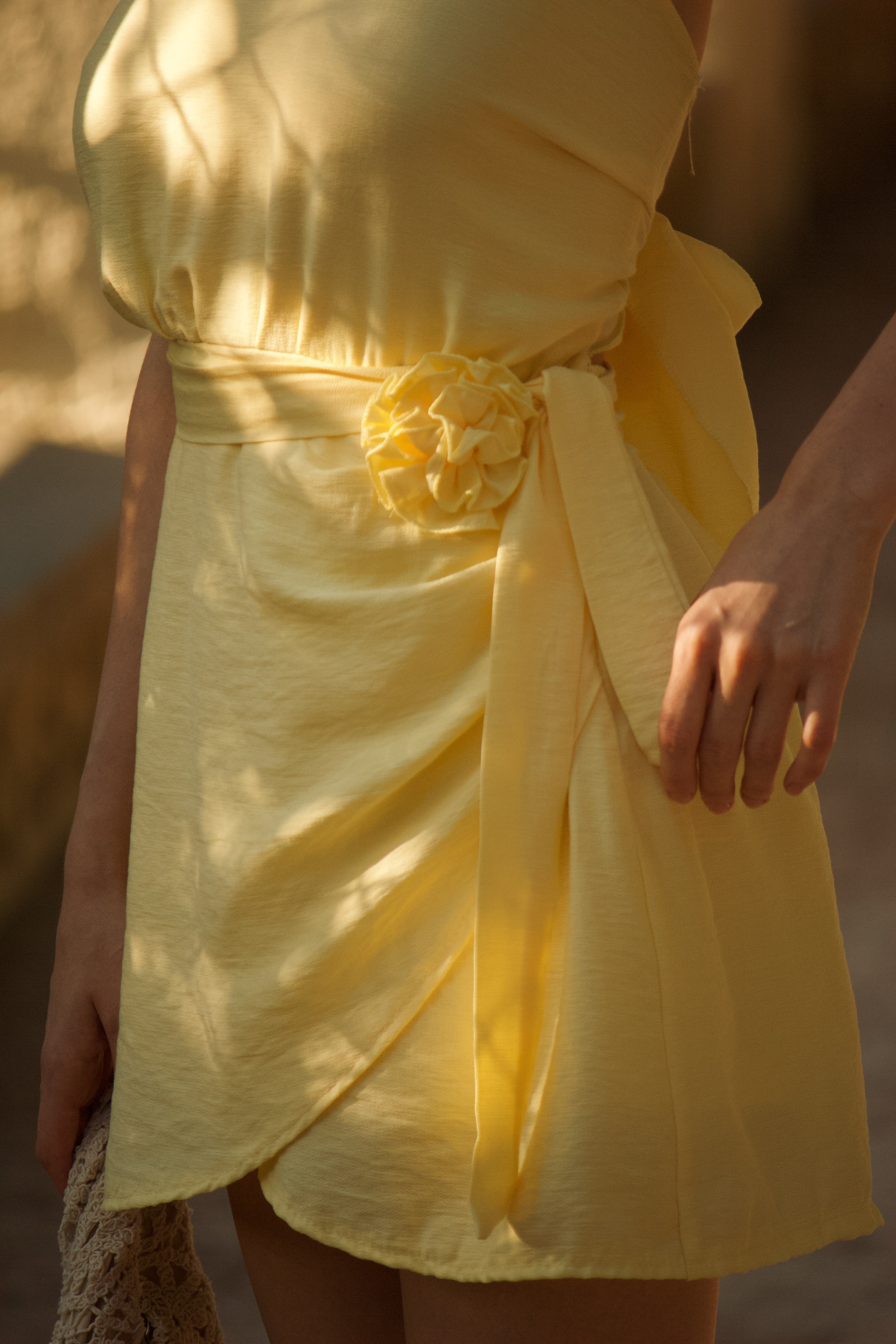 Vestido amarillo mujer cuello halter con rosa detalle comprar España