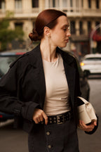 Gabardina negra corta mujer outfit urbano tendencia 2026