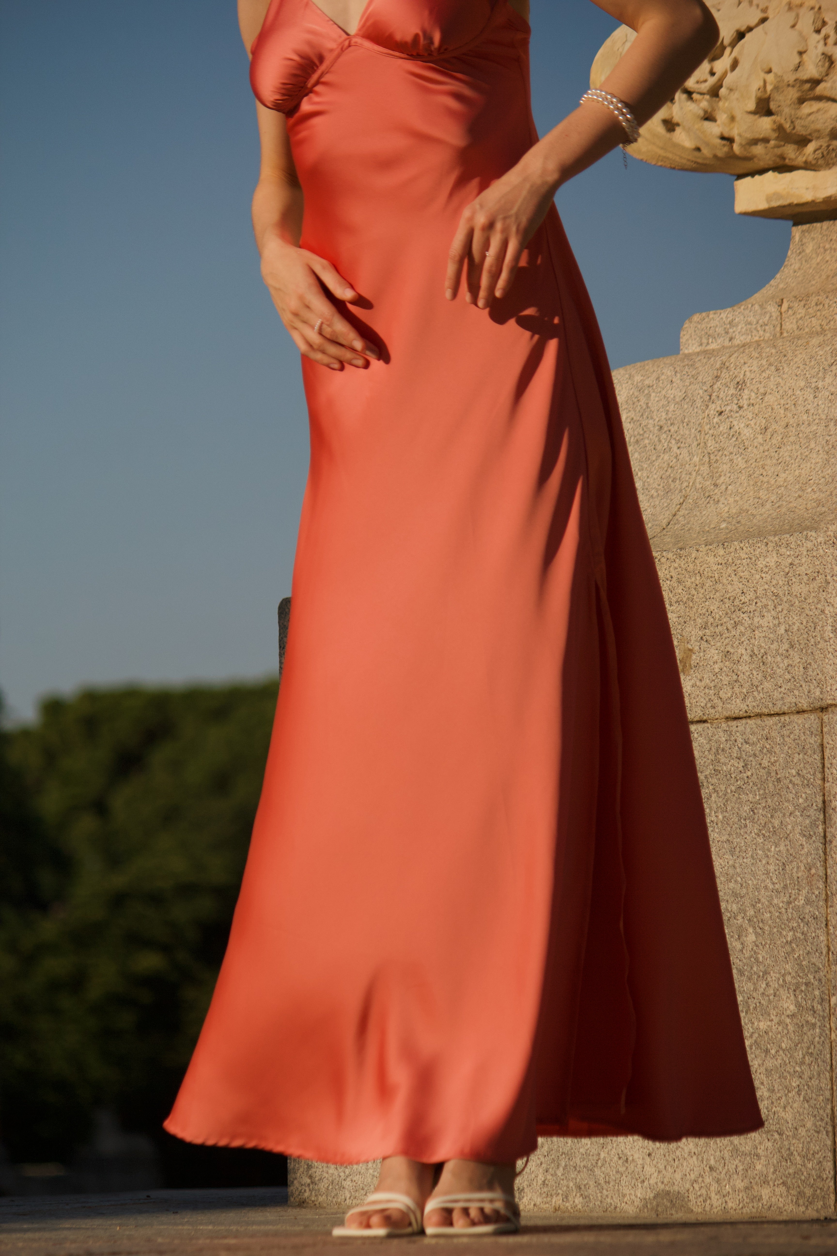 vestido largo coral satén mujer escote v abertura tendencia boda invitada 2026