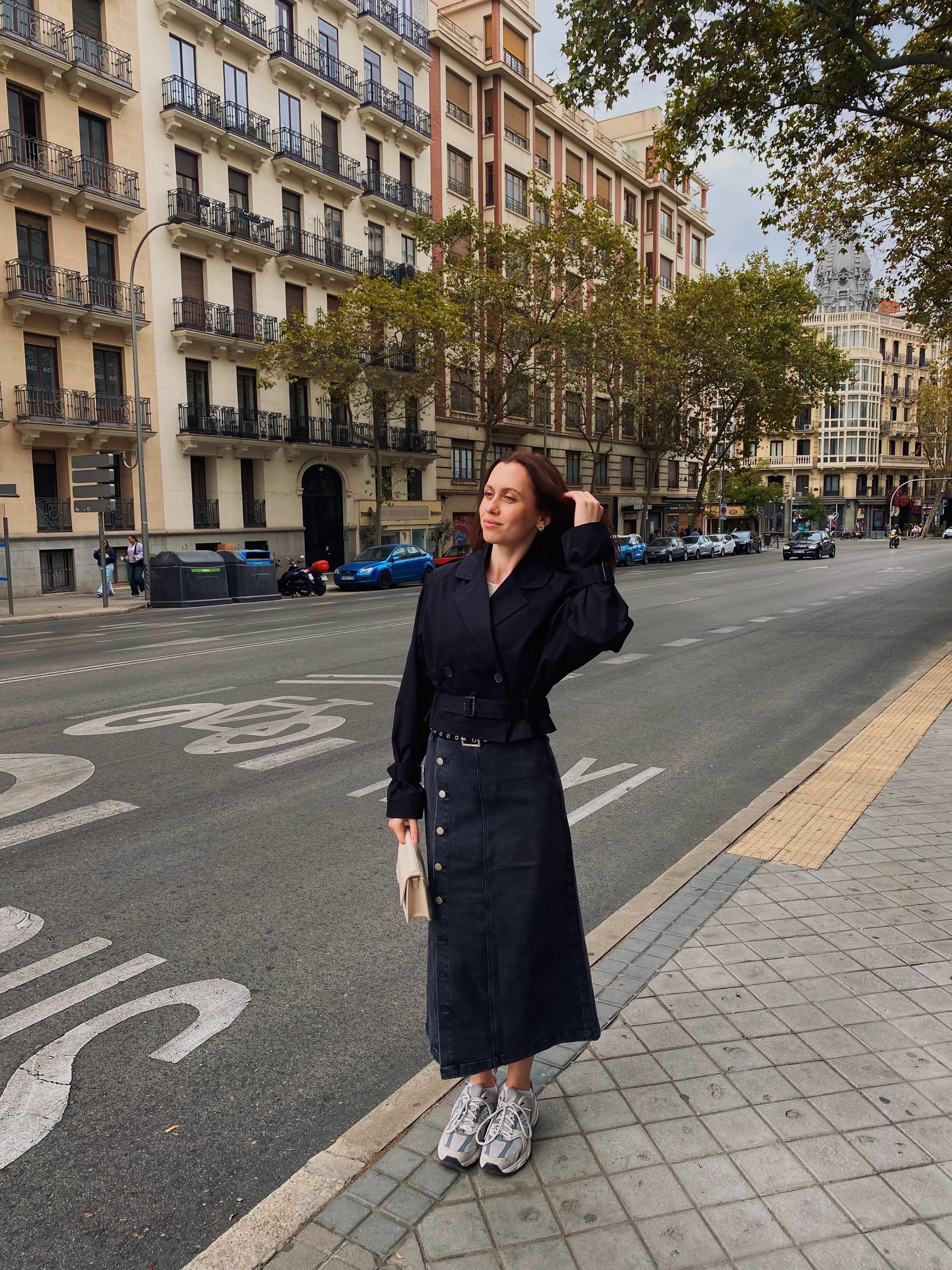 Abrigo trench negro corto mujer look casual elegante comprar