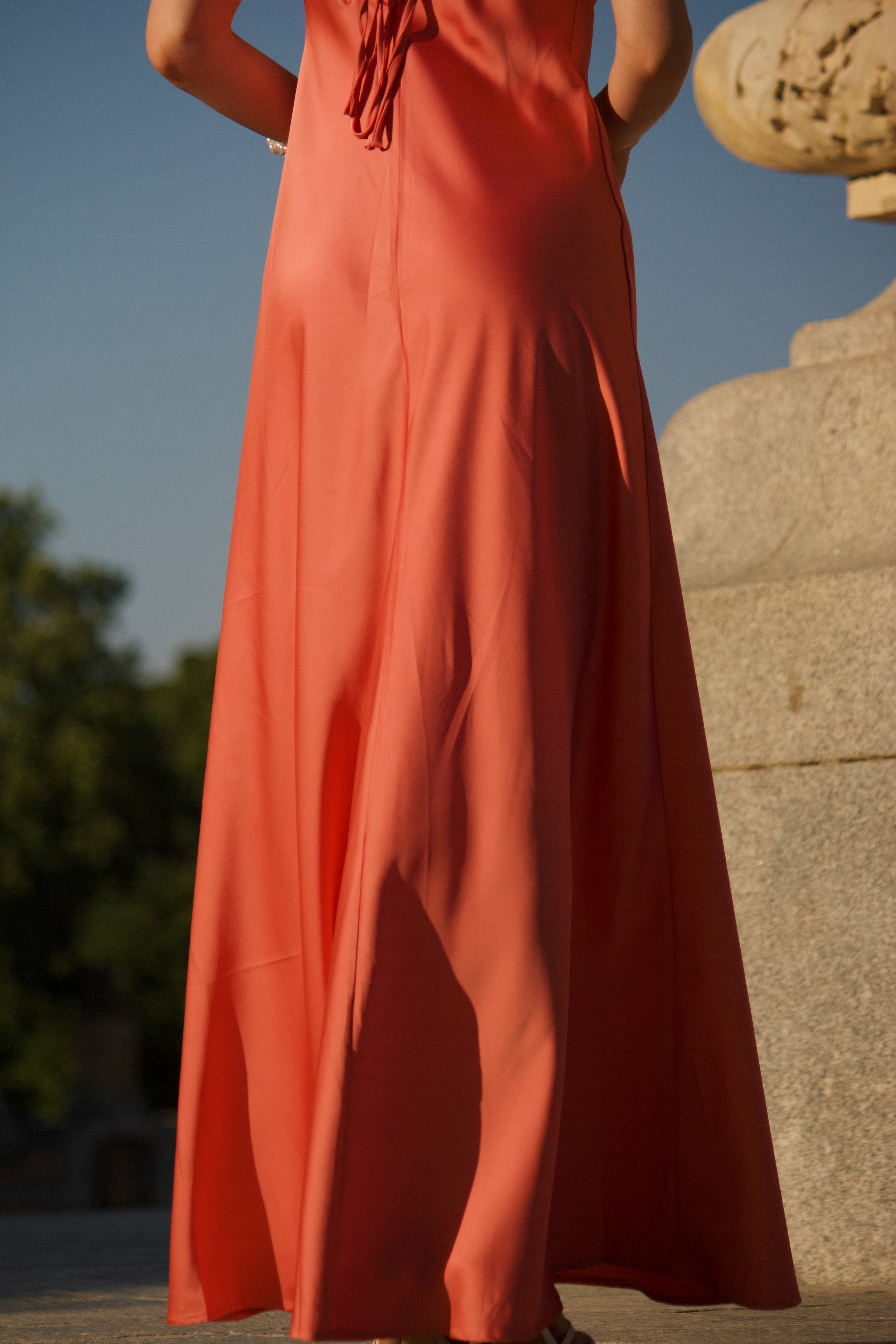 Vestido maxi satén coral mujer tirantes finos abertura lateral