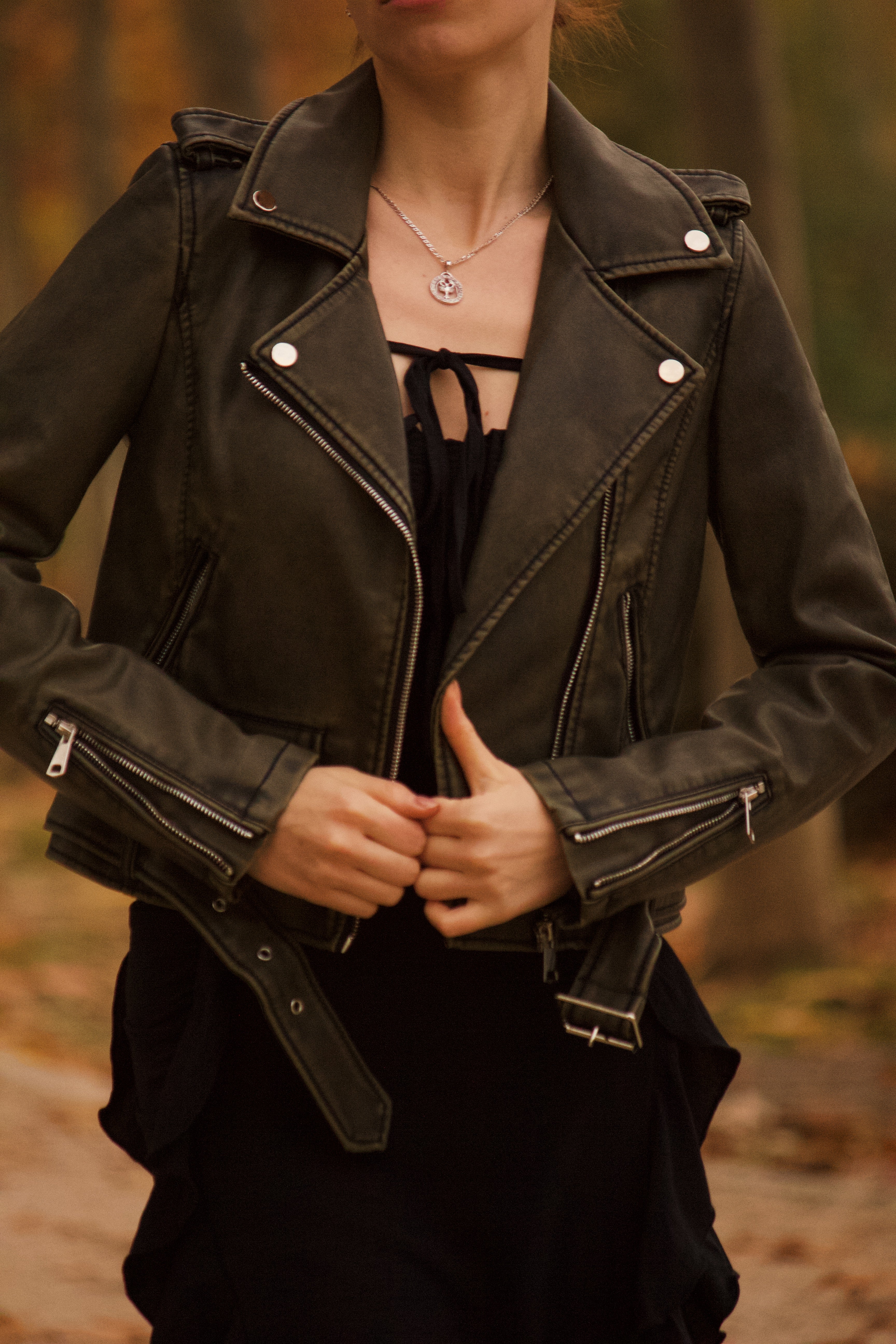 Chaqueta moto piel sintética mujer verde oscuro con cremalleras tendencia 2026