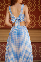 Vestido largo vichy azul con espalda abierta, lazada trasera y falda maxi fluida — vestido verano mujer elegante