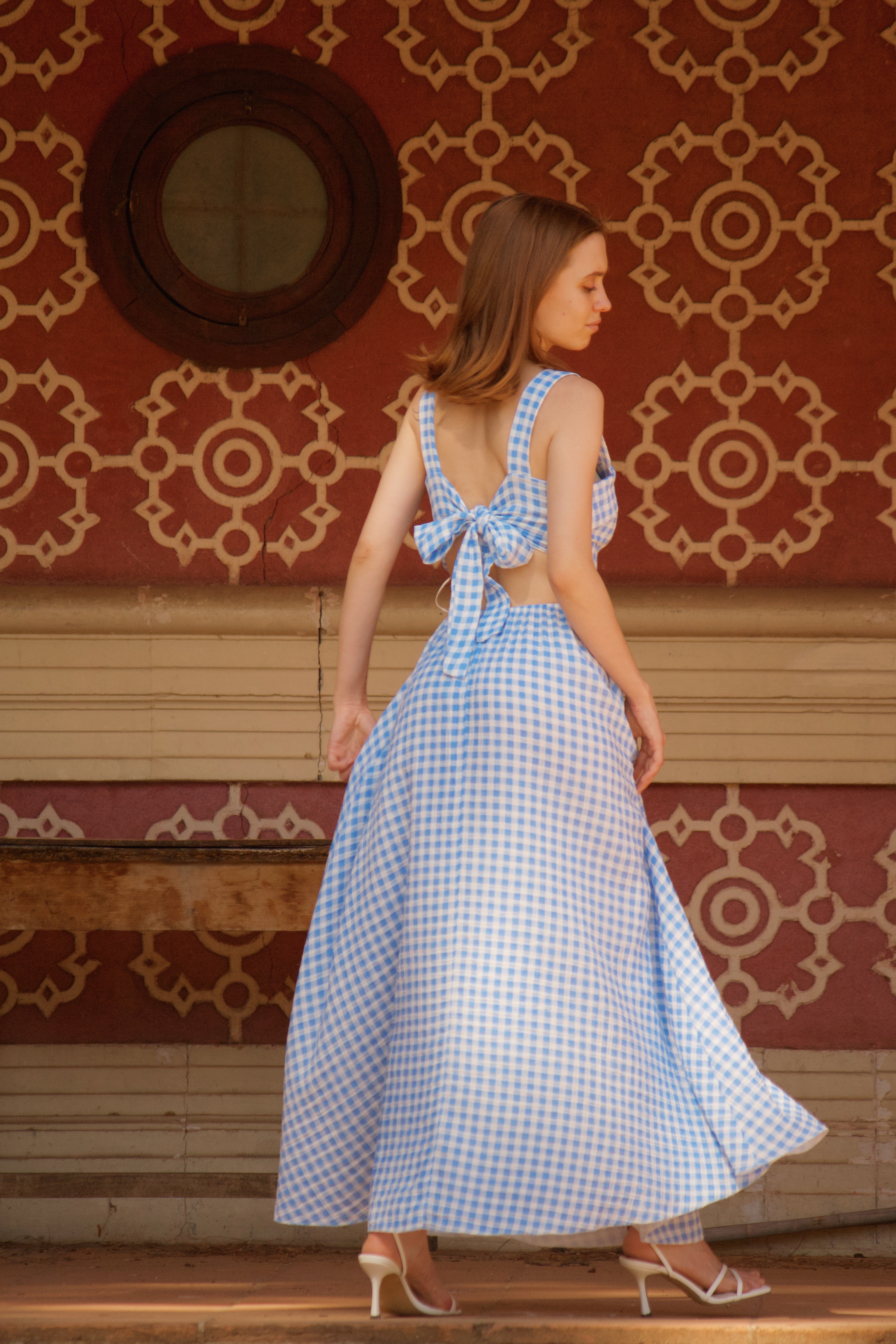 Vestido maxi de cuadros azul y blanco con abertura lateral y lazada — vestido boho chic verano mujer