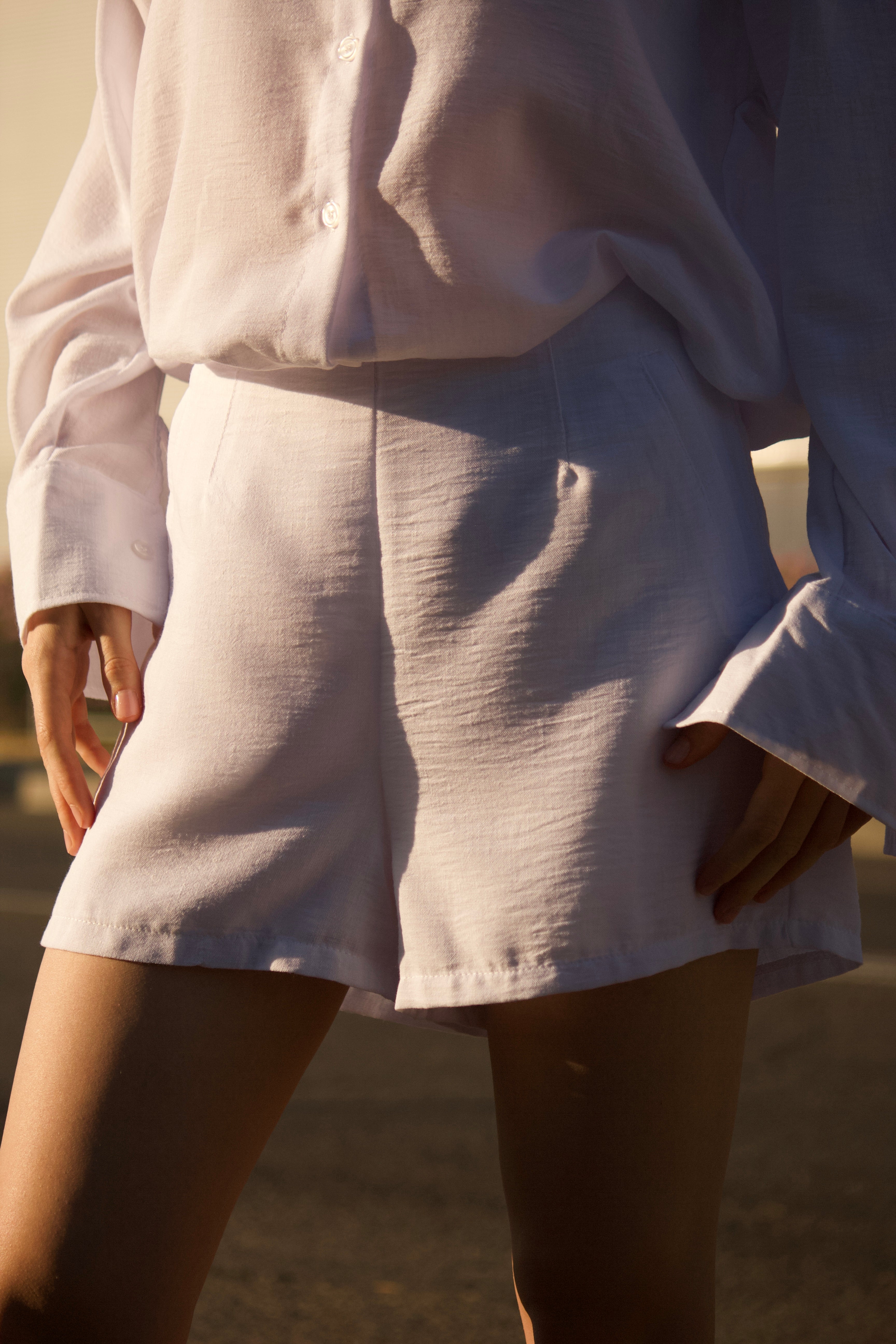Conjunto coordinado blanco mujer camisa manga larga y shorts tendencia 2026