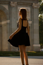 espalda vestido negro corto mujer escote trasero cuadrado falda vuelo