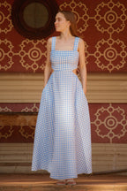 Vestido midi vichy azul y blanco con escote recto, tirantes anchos y abertura lateral — vestido verano mujer 2026
