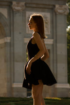 Vestido negro mini mujer espalda descubierta falda con vuelo elegante