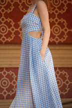 Vestido largo de cuadros vichy azul con detalle lazada en espalda — vestido midi boho verano tendencia